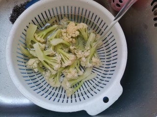 2、番茄花菜,花菜撕小朵，洗干净