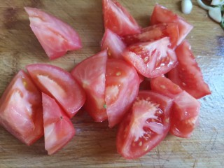 3、番茄花菜,西红柿洗干净削皮切大块