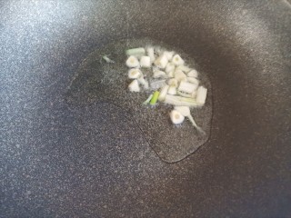 5、番茄花菜,起锅烧油，下入葱蒜爆香