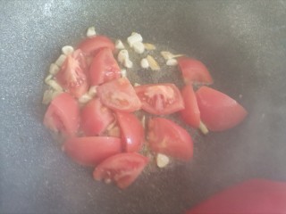 6、番茄花菜,下西红柿翻炒片刻