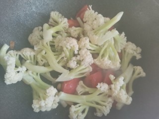 7、番茄花菜,加入花菜翻炒均匀