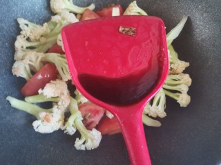 8、番茄花菜,加入一勺生抽翻炒均匀