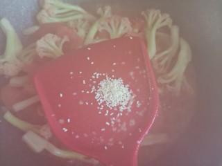 11、番茄花菜,加入适量的鸡精