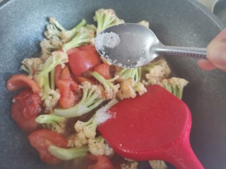 9、番茄花菜,加入一勺糖提鲜