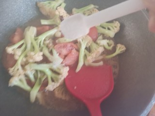 10、番茄花菜,加入适量的盐调味，翻炒均匀至花菜断生