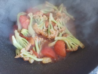 12、番茄花菜,翻炒均匀即可出锅