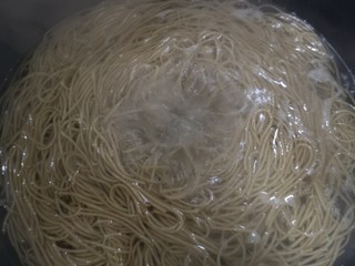 2、包菜炒粉条,粉条滚水煮透，煮到没有硬心