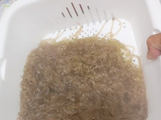 3、包菜炒粉条,捞出把水沥干