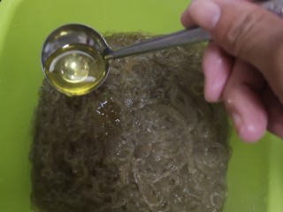 4、包菜炒粉条,加入两勺油搅拌，防止煮熟的粉条黏一起了