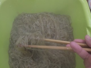 5、包菜炒粉条,搅拌均匀，直至粉条松散