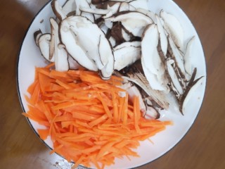 7、包菜炒粉条,香菇切片，红萝卜切丝