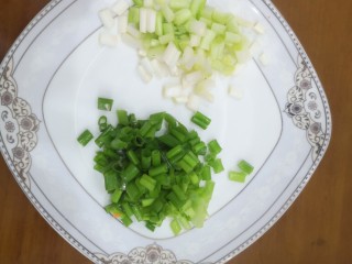 8、包菜炒粉条,小葱切小段，葱白和葱未分开