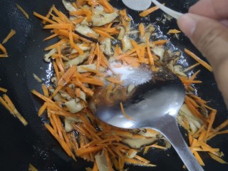 11、包菜炒粉条,加入适量盐，我大概放了三调料勺，粉条不容易吸盐份，不容易入味