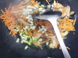 12、包菜炒粉条,加入葱白，翻炒