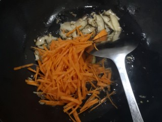10、包菜炒粉条,香菇爆香出味，再倒入红萝卜