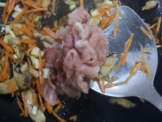 13、包菜炒粉条,加入切好的肉片