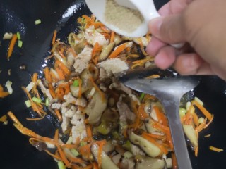 14、包菜炒粉条,加入猪肉炒熟后，加入胡椒粉翻炒