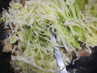 15、包菜炒粉条,加入包菜丝