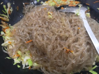 17、包菜炒粉条,加入粉条