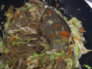 18、包菜炒粉条,小火翻炒均匀