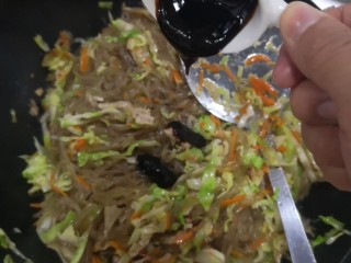 19、包菜炒粉条,加入耗油，翻炒均匀即可