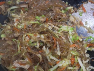 20、包菜炒粉条,炒好的粉条
