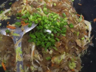 21、包菜炒粉条,最后加入葱未翻炒就好了