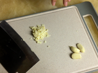 1、蒸猪肉,剁碎大蒜