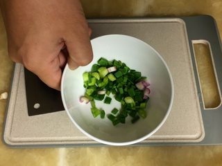 2、蒸猪肉,切小葱