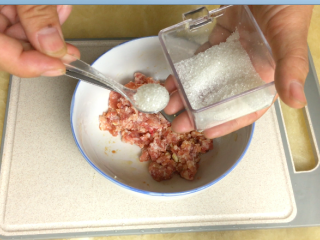 4、蒸猪肉,加糖（一茶匙）