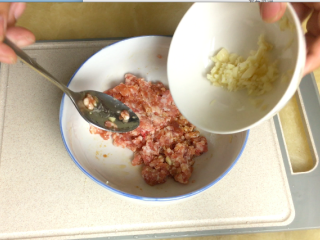 6、蒸猪肉,加大蒜