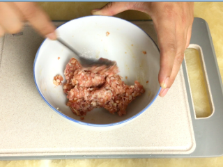 7、蒸猪肉,搅拌