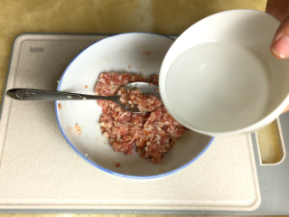 8、蒸猪肉,加一点水（让肉吃起来比较滑）