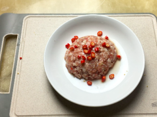 11、蒸猪肉,蒸之前加入辣椒