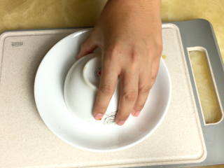 10、蒸猪肉,把小碗反了放到盘