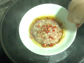 12、蒸猪肉,放进蒸炉（大概10分钟）。过后，加入小葱便可以上桌。
