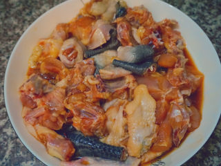 2、干锅焖鸡,加入花生油、生抽、料酒、食盐、胡椒粉搅拌,腌制半小时