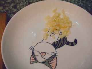 3、干锅焖鸡,准备蒜泥