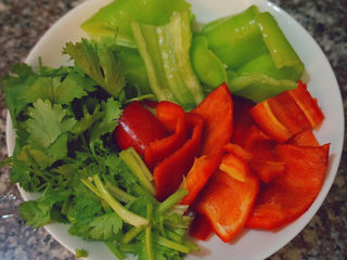 7、干锅焖鸡,还有青红辣椒切块、香菜切段