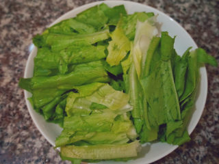 9、干锅焖鸡,油麦菜切成段,洗干净沥干备用