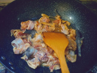 12、干锅焖鸡,倒入腌制好的鸡肉