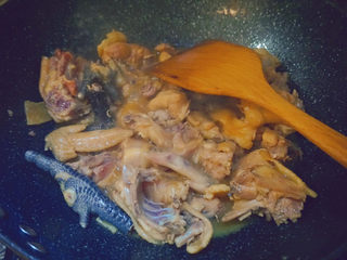 13、干锅焖鸡,大火翻炒4-5分钟起锅