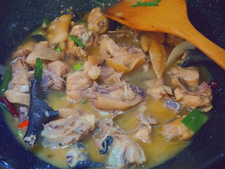 18、干锅焖鸡,加入适量的清水,加入豆瓣酱焖煮8-10分钟