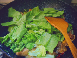 21、干锅焖鸡,还有加入油麦菜翻炒1-3分钟