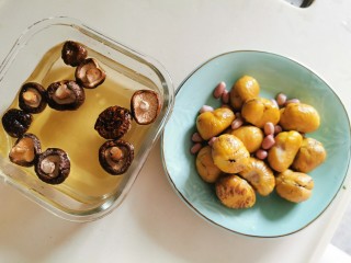 4、节瓜汤【养颜素汤】,栗子肉、花生、冬菇备好。