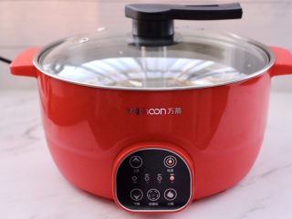 5、温拌海螺,盖上锅盖,按火锅键大火烧开后,转小火煮15分钟后,关火焖5分钟。