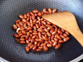 8、温拌海螺,锅中倒入少许花生油,把花生米炒香盛出备用。