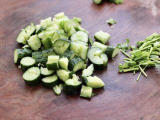 10、温拌海螺,黄瓜洗净后,用刀拍碎切块,香菜切段。