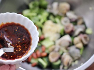 13、温拌海螺,这个时候倒入调制好的调料。