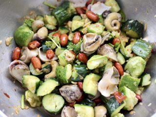 14、温拌海螺,把所有食材和调料,混合搅拌均匀即可。